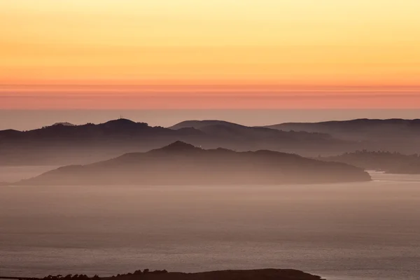 Atardecer nebuloso sobre las colinas del Área de Recreación Nacional Golden-Gate — Foto de Stock