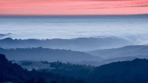 连绵起伏的丘陵的加州落日 — 图库照片