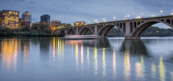 Alacakaranlıkta anahtar Köprüsü ve Rosslyn, Washington Dc, ABD