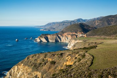 Pasifik Okyanusu kıyı şeridi ve Bixby Köprüsü, Big Sur, Kaliforniya
