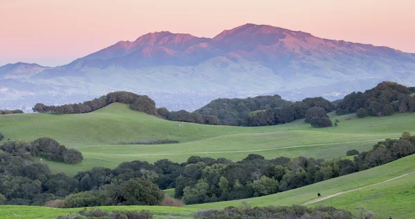 Západ slunce nad travnaté kopce a Diablo oblast severní Kalifornie. — Stock fotografie