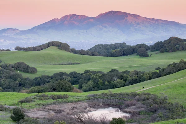 Sunset over Rolling Grassy Hills and Diablo Range of Northern California — Stock Photo, Image