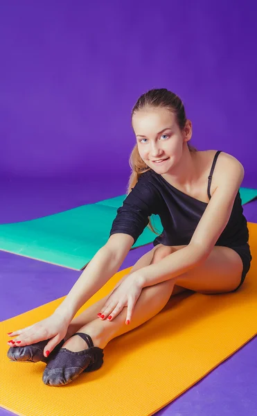 Fitness, deporte, entrenamiento y concepto de estilo de vida - mujer sonriente haciendo ejercicios en la estera en el gimnasio — Foto de Stock