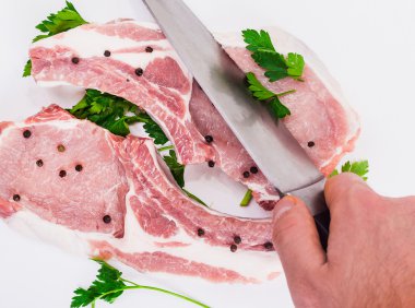 Beyaz zemin üzerine biber yalanla kemikte et iki sulu parçası