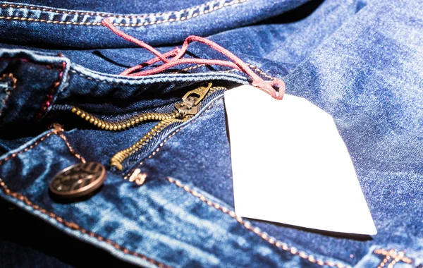 Стек синих джинсов в качестве фона или текстуры — стоковое фото