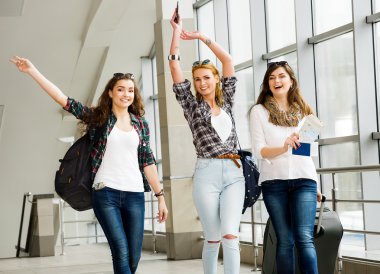 Üç genç kız onların Bagaj Havaalanı ve kahkaha ile gidin. Arkadaş grubu bir gezi