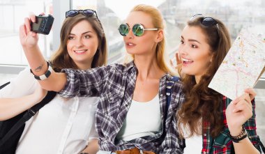 Üç kız Havaalanı ve tablet vasıl seyir durmak. Selfie yapıyor friends.girls ile seyahat