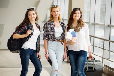 Üç genç kız onların Bagaj Havaalanı ve kahkaha ile gidin. Arkadaş grubu bir gezi