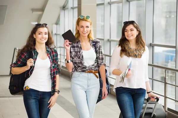 Üç genç kız onların Bagaj Havaalanı ve kahkaha ile gidin. Arkadaş grubu bir gezi