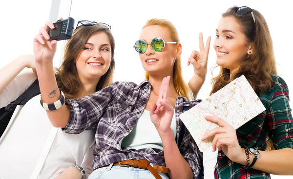 Tři dívky stojí na letišti a při pohledu na tabletu. Výlet s friends.girls dělají selfie — Stock fotografie