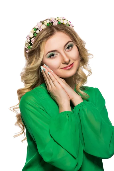 Retrato de uma bela mulher loira em um vestido verde que olha para a câmera e dobrou as mãos perto do rosto — Fotografia de Stock