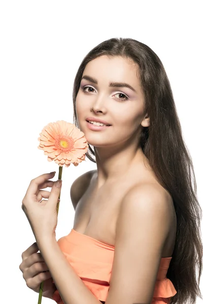Retrato de bela jovem sorridente com uma flor gerbera. Tomado no estudo.isolado — Fotografia de Stock