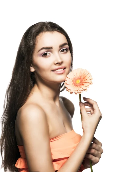 Menina modelo Spa bonita com pele limpa fresca perfeita. mulher segurando um gerber de flor. Conceito de cuidados com a pele e juventude . — Fotografia de Stock