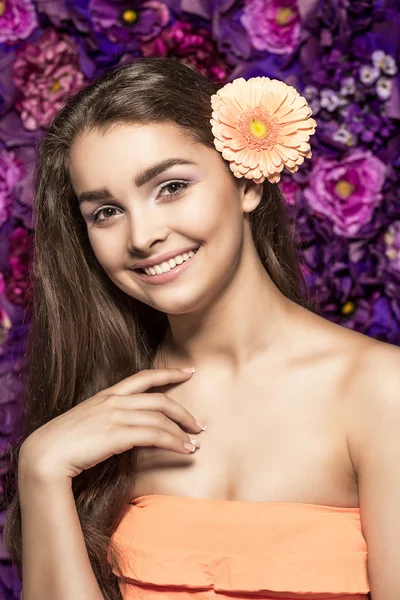 Menina modelo Spa bonita com pele limpa fresca perfeita. Uma mulher com um gerber de flores. Conceito de cuidados com a pele e juventude . — Fotografia de Stock