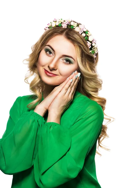 Menina modelo Spa bonita com pele limpa fresca perfeita. mulher em um vestido verde e uma grinalda de mãos dadas perto da cara — Fotografia de Stock