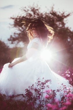 bir alanda gün batımında güzel gelin