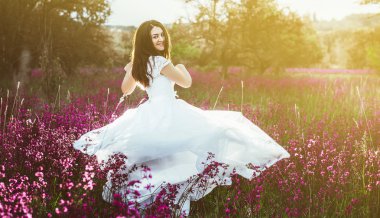 bir alanda gün batımında güzel gelin