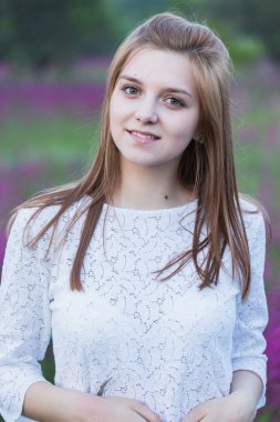 Güzel genç Gelin çiçek zevk alan, mutlu kadın.