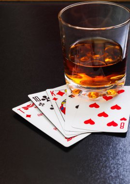 Bardak viski ve iskambil ahşap masa üzerinde siyah bir masa üzerine. Görüş açısı, kimlik kartları