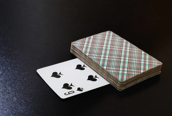 Hrací karty. Balíček karet připravena hrát na černém pozadí — Stock fotografie