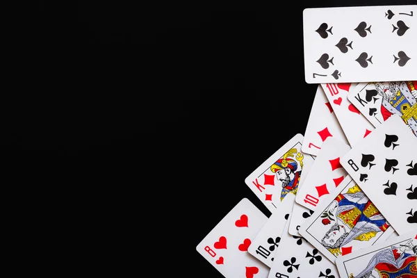 Spelkort inverterad. Bakgrund spelkort. Ram med spelkort och svart bakgrund — Stockfoto