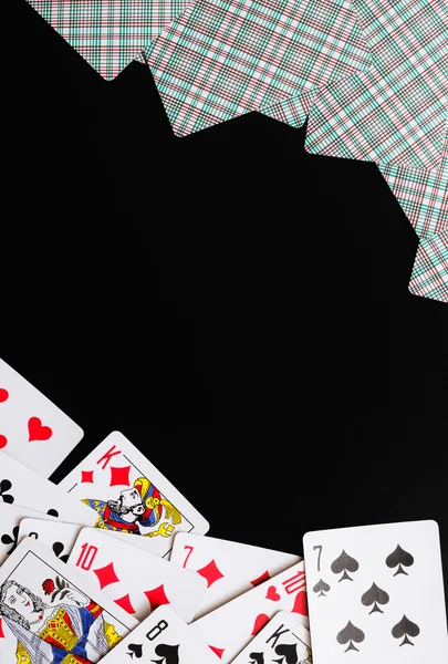 Spelkort inverterad. Bakgrund spelkort. Ram med spelkort och svart bakgrund — Stockfoto