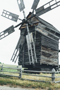 eski ahşap Rüzgar değirmeni bir çim çim üzerinde