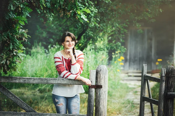 Krásná dívka v ukrajinské národní kroj v zahradě u domu — Stock fotografie