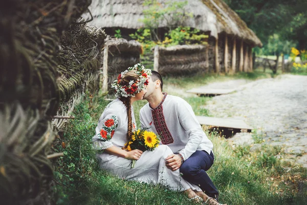 Joven pareja ucraniana en ropa tradicional — Foto de Stock