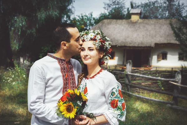 身穿传统服装的年轻乌克兰夫妇 — 图库照片