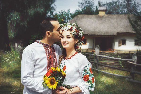 Giovane coppia ucraina in abiti tradizionali — Foto Stock