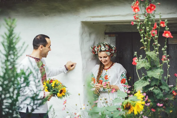 Jovem casal ucraniano em roupas tradicionais — Fotografia de Stock