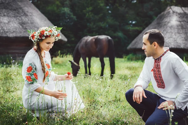 전통 옷을 입고 젊은 우크라이나어 부부 — 스톡 사진