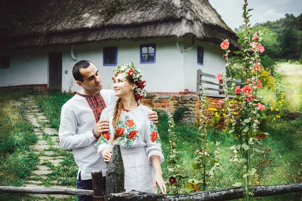 Молодая украинская пара в традиционной одежде — стоковое фото