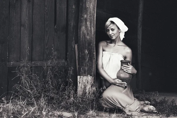 Ritratto vintage di giovane donna con una brocca — Foto Stock