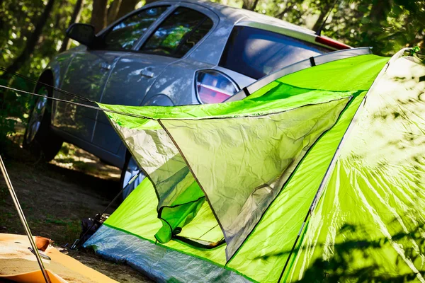 El coche está en el bosque cerca de las tiendas de turismo.primer plano de la parte trasera del coche —  Fotos de Stock