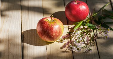 hafif ahşap arka plan üzerinde kırmızı elma yalan