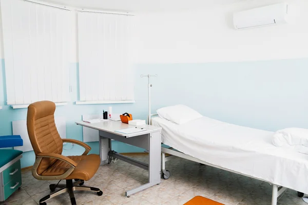 Casa en la clínica. Al consultorio del doctor. Terapeuta del lugar de trabajo . —  Fotos de Stock