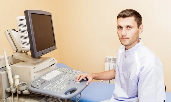 Zittend op de echografie device Doctor — Stockfoto