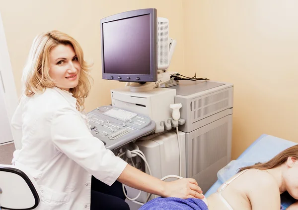 Człowiek, sprawdzane na nerki przez urządzenie USG w hospital.doctor sprawdza, czy młoda kobieta z USG — Zdjęcie stockowe