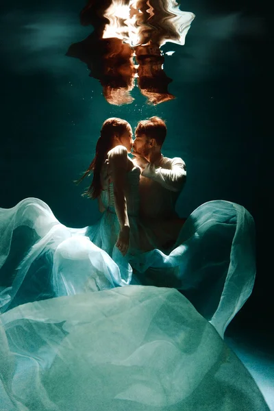 Pár Tancuje Nebo Objímá Bazénu Pod Vodou Dívka Šatech Dlouhým Royalty Free Stock Fotografie