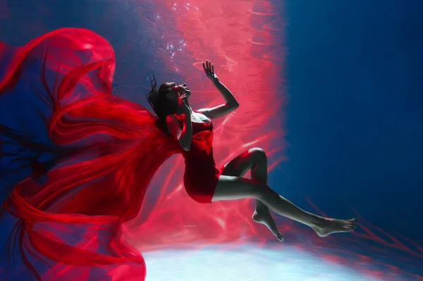 Młoda Kobieta Czerwonej Sukience Wodzie Dziewczyna Pływa Wodzie Sukience Długim Obrazek Stockowy