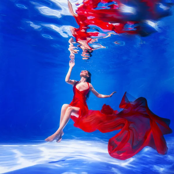 Mladá Žena Červených Šatech Vodě Dívka Plave Vodě Šatech Dlouhým Stock Fotografie