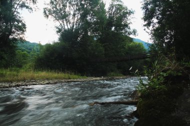 Yatay, dağlar, ağaçlar ve Nehri ön