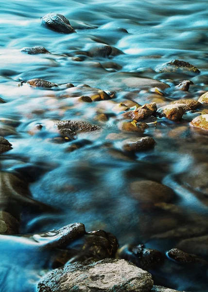 Paisaje con árboles de montaña y un río en frente — Foto de Stock