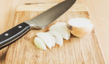 Ahşap arka plan üzerinde organik soğan gemide. Seçici odak, yatay. Bıçak