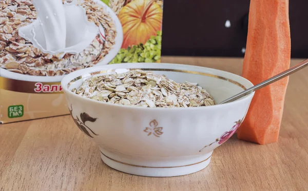 Los copos de avena y la cuchara, la zanahoria — Foto de Stock