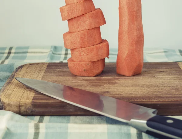 Friss sárgarépa szeletelt és kockázva, piramis, kés — Stock Fotó