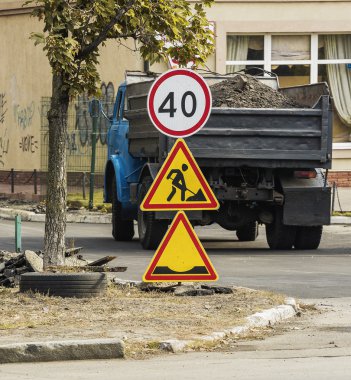 Bir yolda uyarı levhasında çalışır
