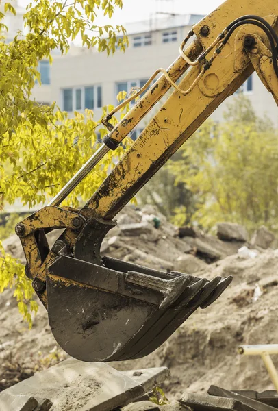 Werken graafmachine trekker graven van een greppel. — Stockfoto